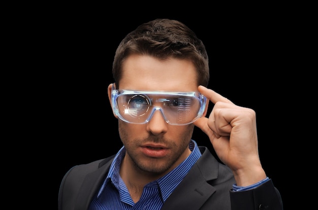 realidad aumentada, tecnología, negocios y conceptos de personas - hombre de negocios con gafas virtuales sobre fondo negro