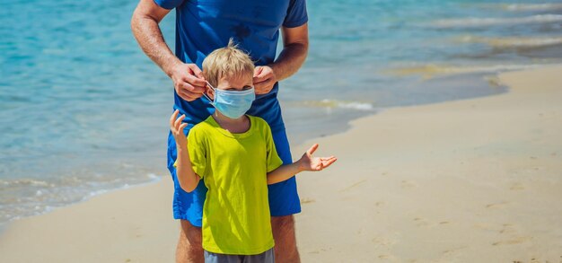 Realidad normal Pandemia de COVID El padre le pide al niño que se ponga una máscara para proteger el coronavirus El hijo se niega no quiere usarlo constantemente en todas partes cansarse de la máscara caminar naturaleza mar playa bosque parque sol día