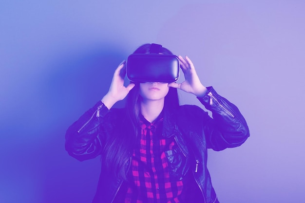 Realidad virtual en educación y ciencia Chica jugadora con gafas VR