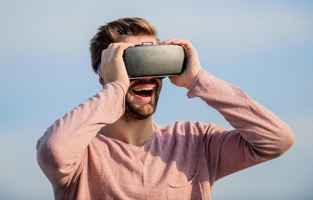 Realidade masculina Testando novas tecnologias homem sexy fundo do céu óculos vr criar próprio negócio Futuro digital e inovação macho man usar óculos VR sem fio cara óculos de realidade virtual