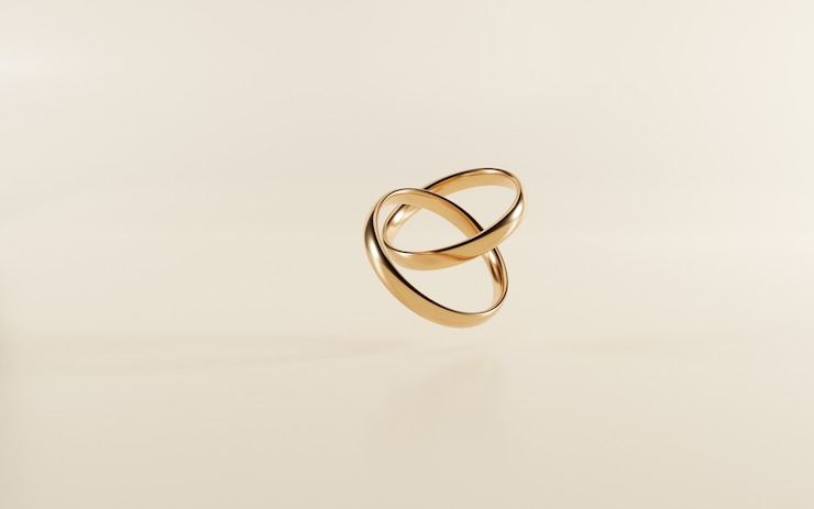 Realista par de anillos de boda dorados
