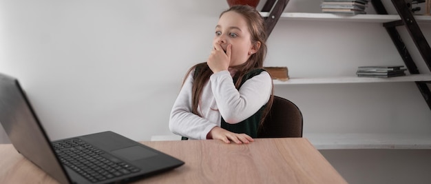 Realistische Angst-Horror-Reaktion eines kaukasischen Teenager-Mädchens, das sich Videos auf dem Computerbildschirm ansieht Internetsucht in der Schule und bei jugendlichen Kindern Psychischer Zustand