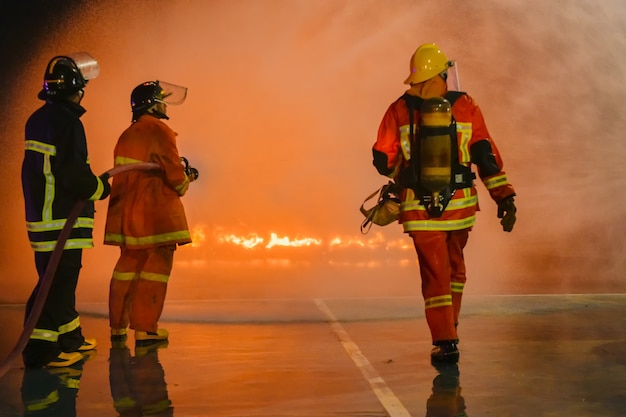 Realistische Übungen von Feuerwehrleuten, die Brände löschen und Opfern helfen