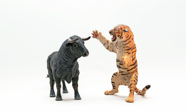 Realistische Figuren eines Tigers und eines schwarzen Stiers