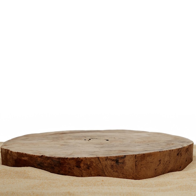 Realistisches Holzpodium in Sand mit weißem Hintergrund
