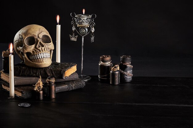 Realistisches Modell eines menschlichen Schädels mit Zähnen auf einem dunklen Holztisch mit schwarzem Hintergrund medizinische Wissenschaft