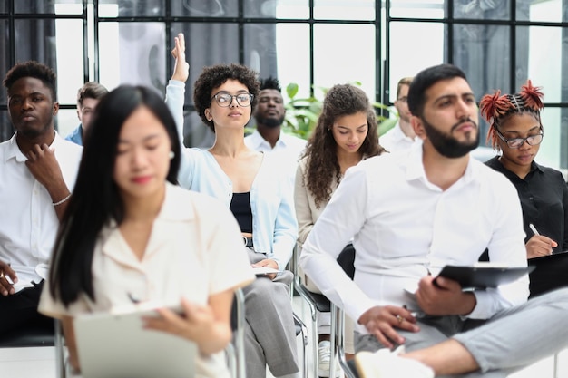 Realiza formación empresarial con un grupo de jóvenes.