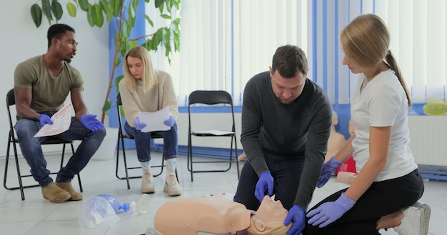 Reanimación de primeros auxilios, formación en reanimación cardiopulmonar, medicina, salud y concepto médico.