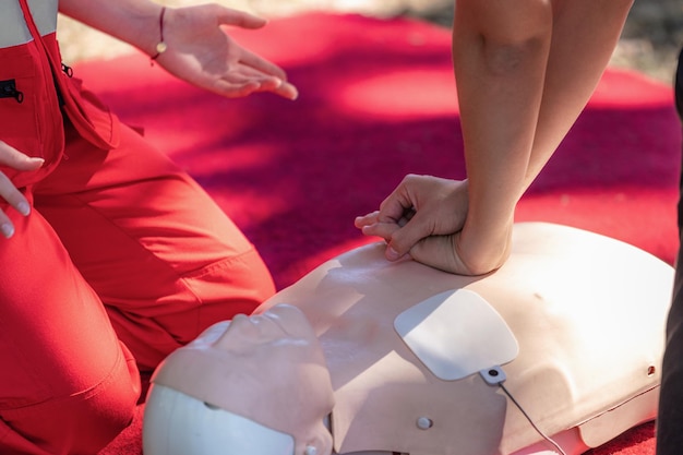 Reanimationsverfahren für das medizinische CPR-Training an der CPR-Puppe