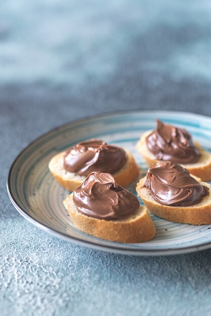 Rebanada de baguette con crema de chocolate en el plato