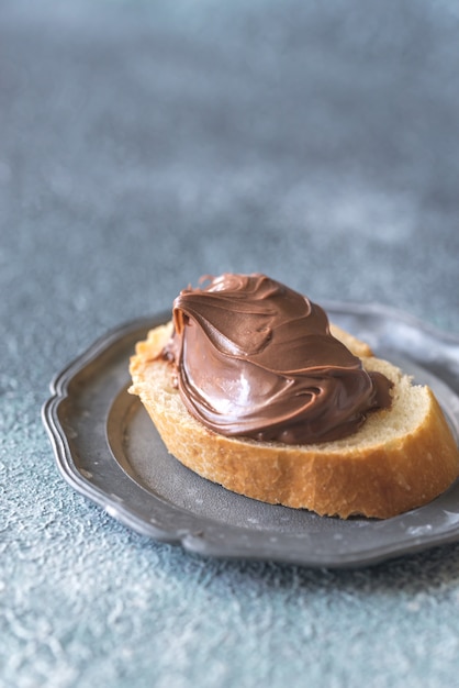 Rebanada de baguette con crema de chocolate en el plato