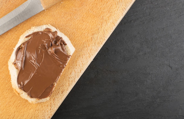 Foto rebanada de baguette con pasta de mantequilla de chocolate
