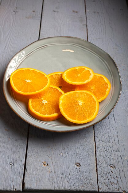 Rebanada circular de naranjas en un plato