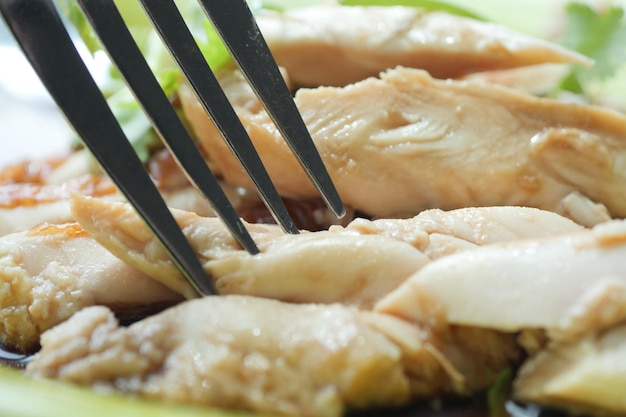 Rebanada cocida de carne de pollo en un plato