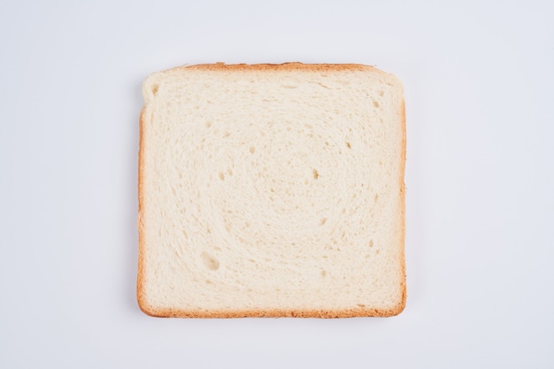 Una rebanada cuadrada de pan tostado de sándwich aislado sobre fondo blanco cerrar
