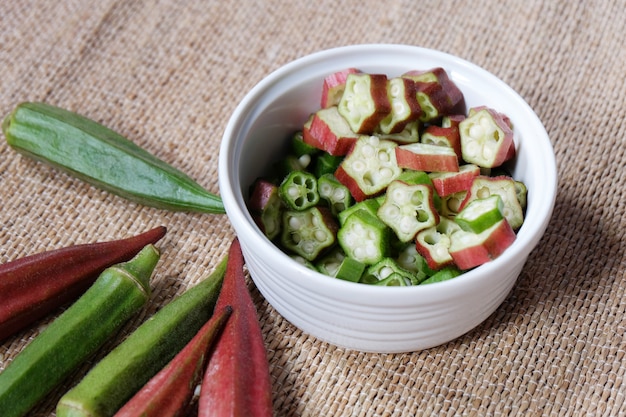 Rebanada de dedos de dama o vegetales de okra en un tazón blanco