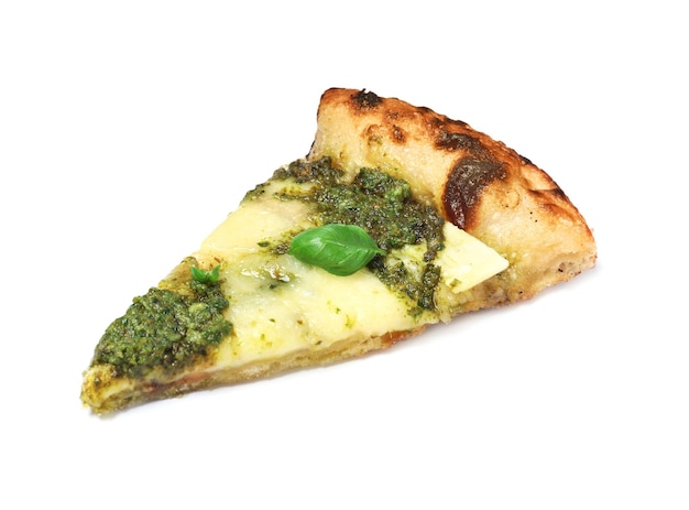 Rebanada de deliciosa pizza con queso pesto y albahaca sobre fondo blanco.