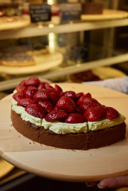 Rebanada de deliciosa tarta de fresa en la vista superior de fondo verde