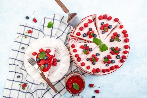 Rebanada de deliciosa tarta de queso con frutas de baya sin tarta de queso horneada Decorada con vista superior de menta fresca