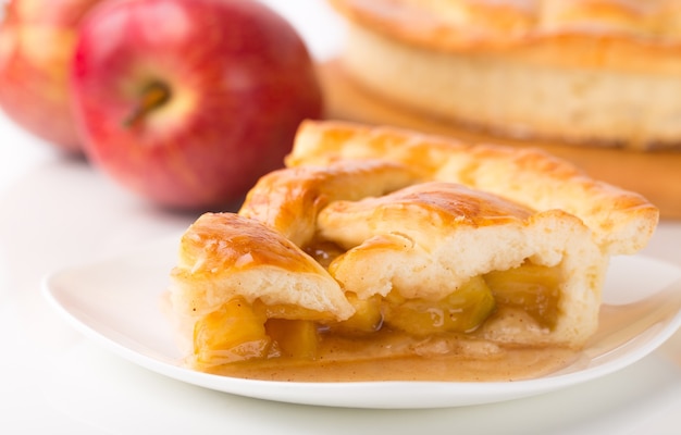 Rebanada de delicioso pastel de manzana, primer plano