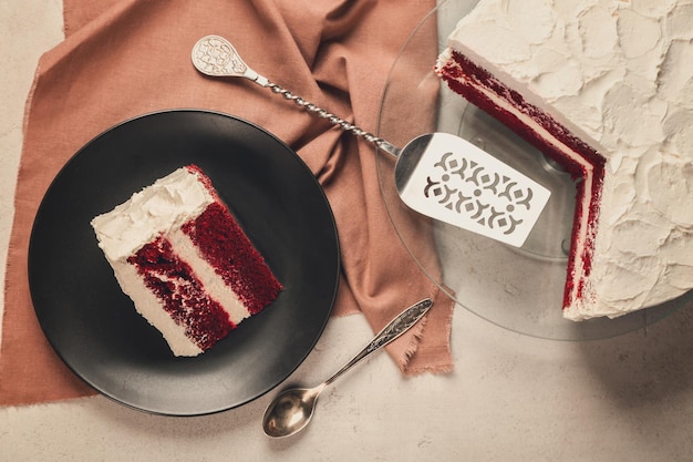 Foto rebanada de delicioso pastel de terciopelo rojo en placa