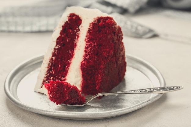 Foto rebanada de delicioso pastel de terciopelo rojo en placa