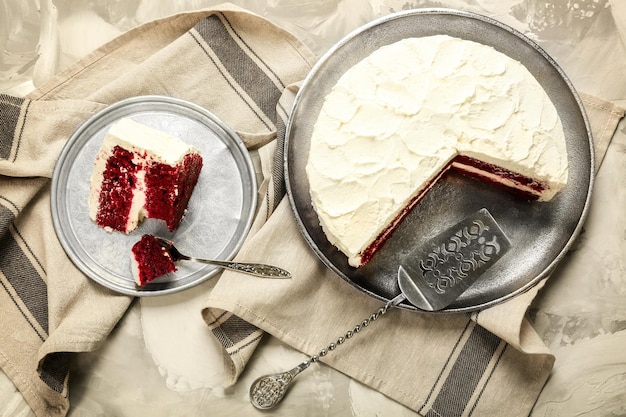 Rebanada de delicioso pastel de terciopelo rojo en placa