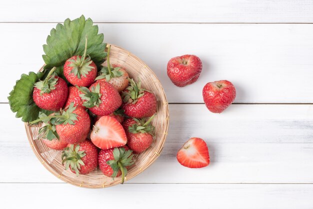 rebanada fresca strawbery en cesta de bambú