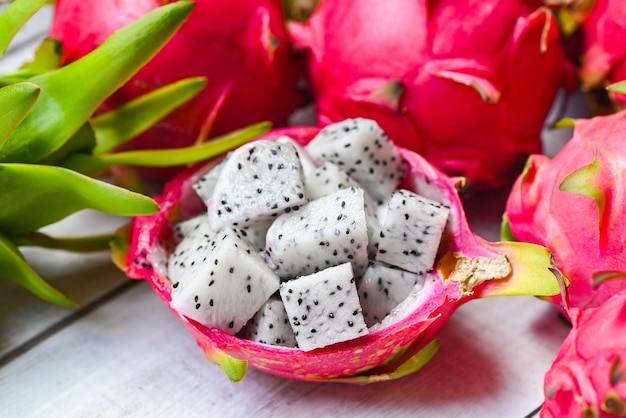 Rebanada de fruta de dragón en cáscara de fruta con fondo de pitahaya fruta de dragón blanca fresca tropical en el concepto de fruta saludable de tailandia asiática