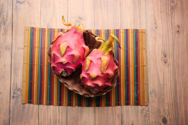 Rebanada de fruta del dragón en una tabla de cortar