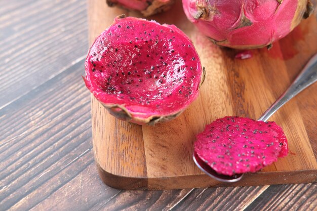 Rebanada de fruta del dragón en una tabla de cortar