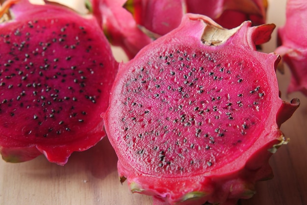 Rebanada de fruta del dragón en una tabla de cortar