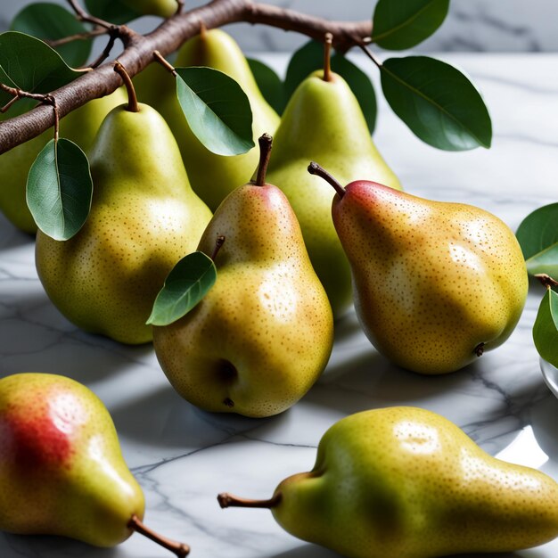 Rebanada de fruta fresca y peras enteras junto a una rama decorativa sobre fondo de mármol