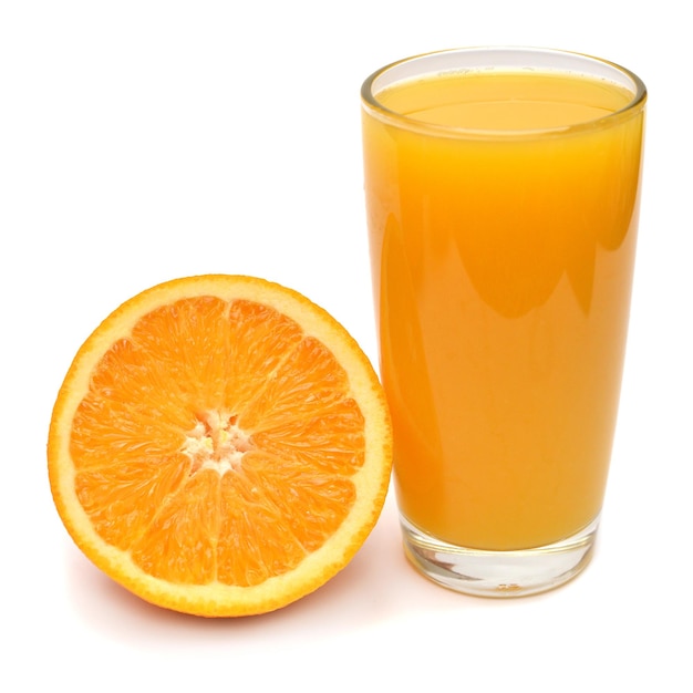 Rebanada de fruta y jugo de naranja aislado sobre fondo blanco Perfectamente retocado profundidad de campo completa en la foto Concepto creativo de comida saludable Jugo de la naturaleza Vista plana superior