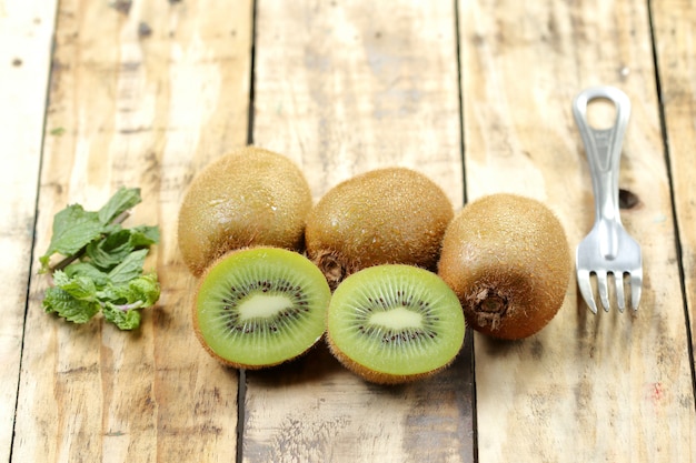 Rebanada de la fruta de kiwi en la madera del tablón.