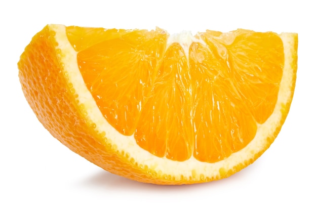 Rebanada de frutas naranja aislado en blanco
