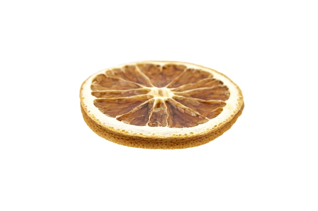 Rebanada de frutos secos de naranja aislado sobre fondo blanco.