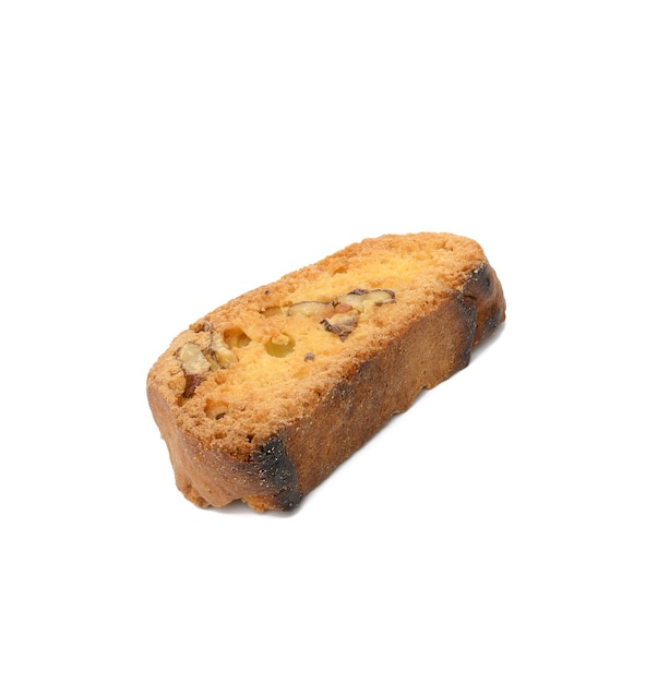 Rebanada de galleta biscotti al horno con nueces aislado sobre fondo blanco, macro