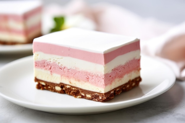 Rebanada de helado napolitano en un plato blanco