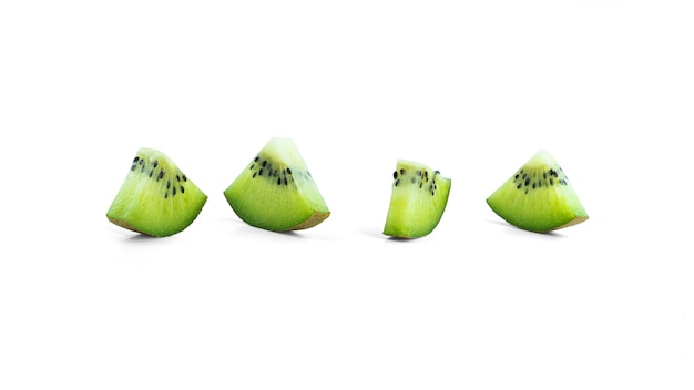 Rebanada de kiwi aislada.