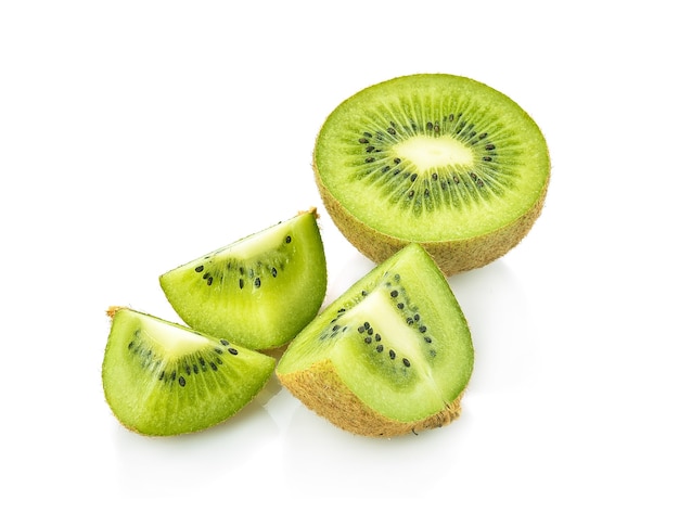 Rebanada de kiwi aislado sobre fondo blanco.