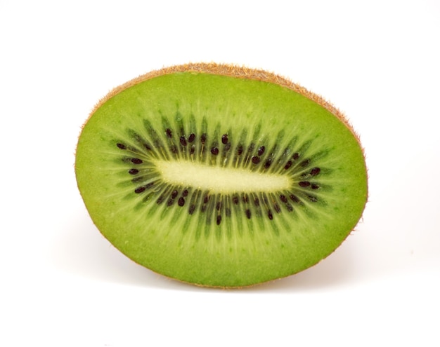 Rebanada de kiwi aislado