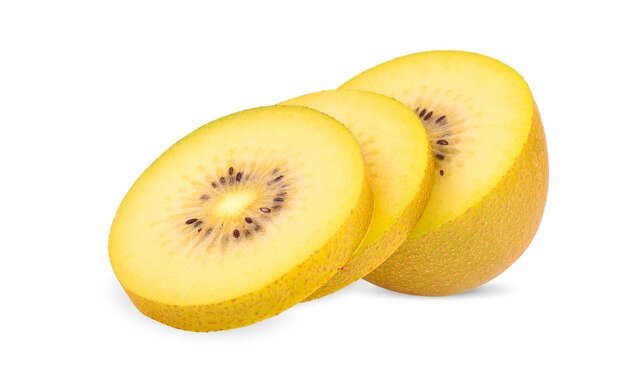 Rebanada de kiwi de oro aislado sobre fondo blanco.