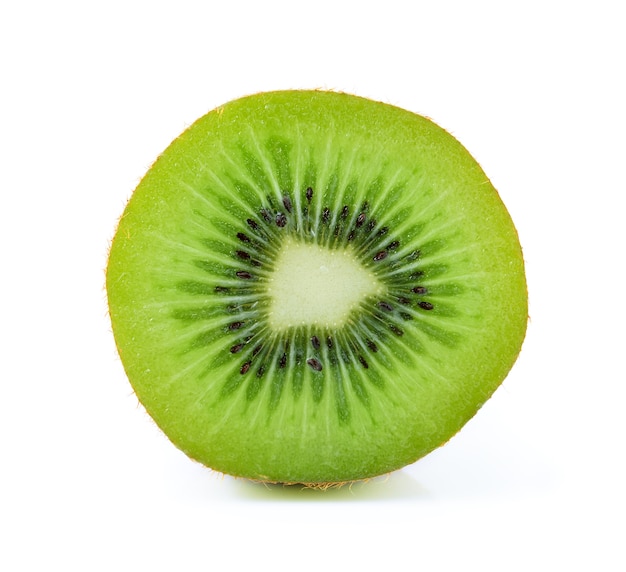 Rebanada de los Kiwis en el fondo blanco