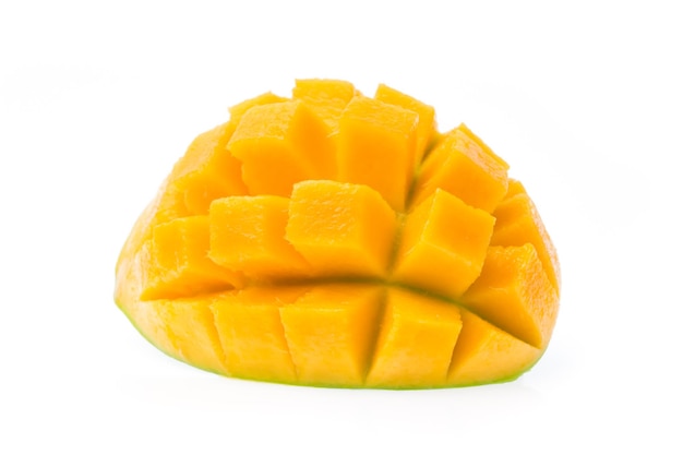 Rebanada de mango aislado sobre fondo blanco.