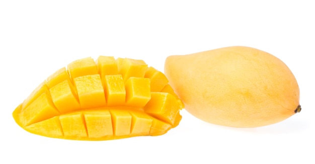 Rebanada de mango cortado en cubos aislado sobre fondo blanco.