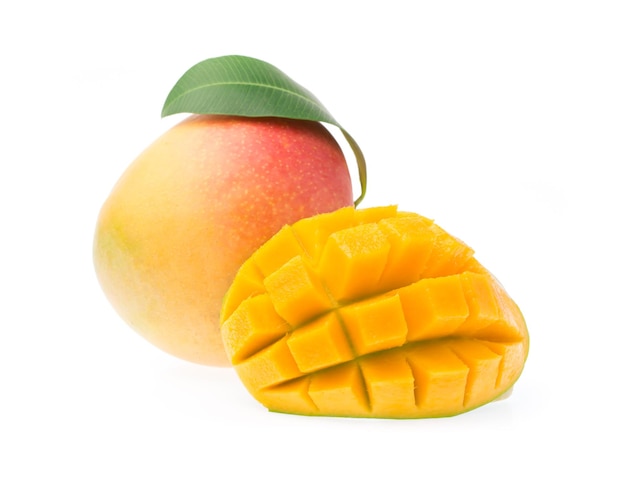 Rebanada de mango con hoja aislado sobre fondo blanco.