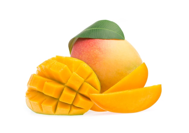 Rebanada de mango con hoja aislado sobre fondo blanco.