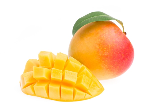 Rebanada de mango con hoja aislado sobre fondo blanco.