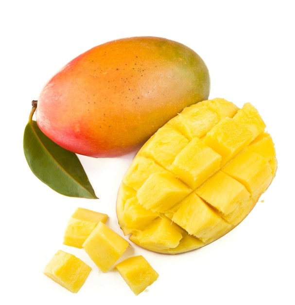 Rebanada de mango con hojas verdes aisladas sobre fondo blanco. vista superior